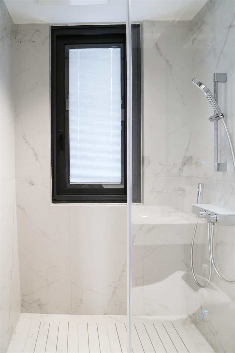 一樓衛浴間 (1) 墻面+地面 瓷磚 寒江雪.JPG